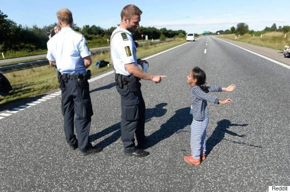 丹麦警察与难民小女孩玩游戏感动网友