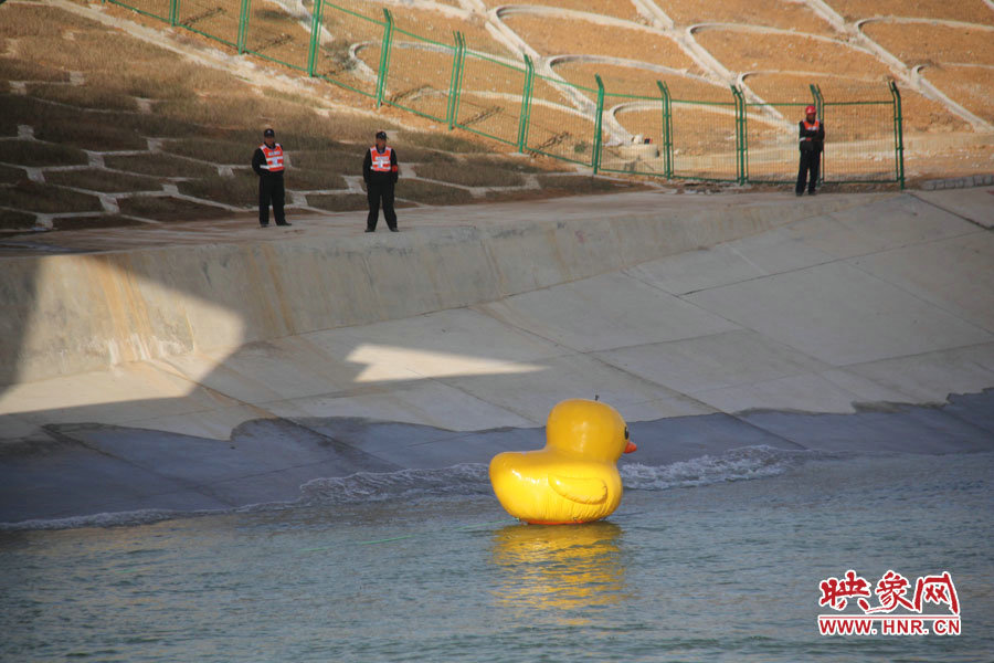 南水北调工程使用“大黄鸭”测水速