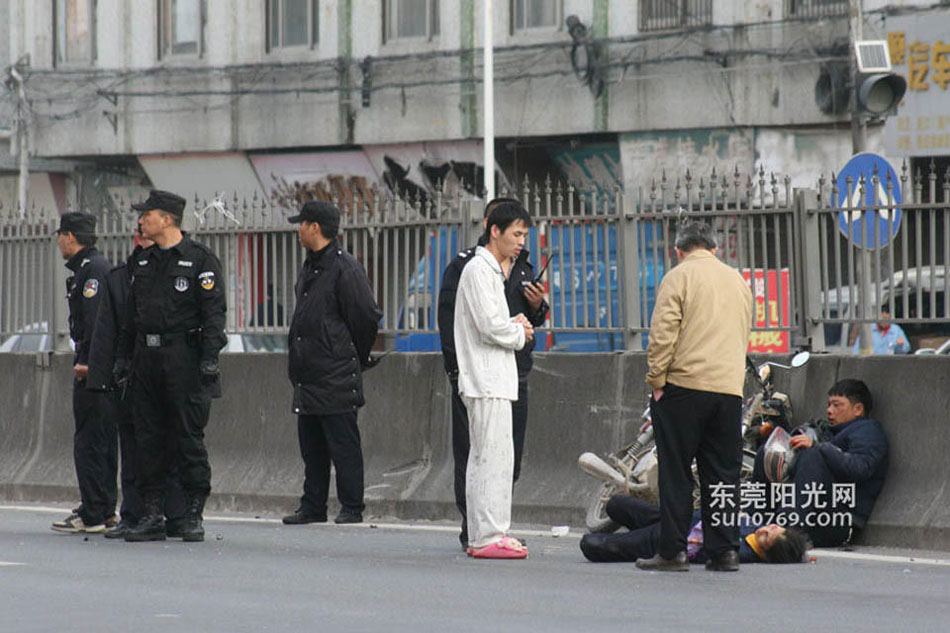 东莞女工横穿马路被摩托车撞飞