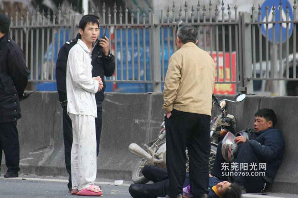 东莞女工横穿马路被摩托车撞飞