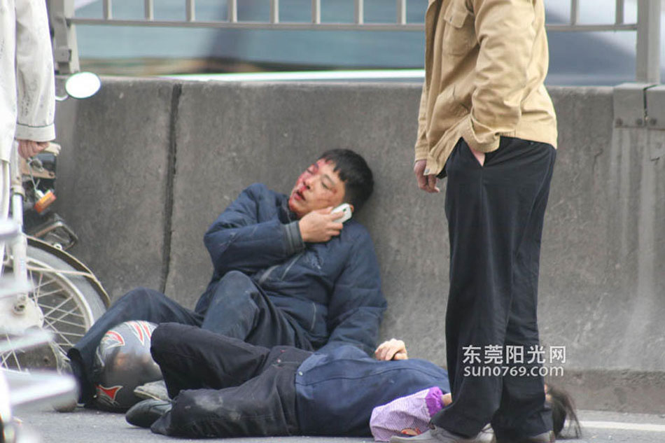 东莞女工横穿马路被摩托车撞飞