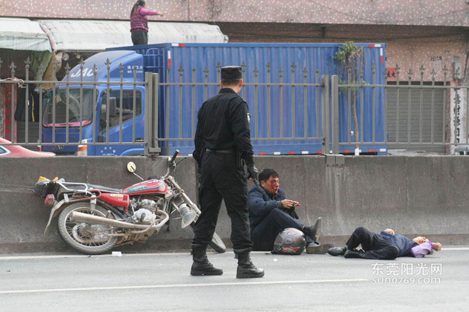 东莞女工横穿马路被摩托车撞飞