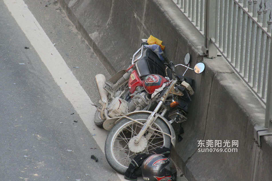 东莞女工横穿马路被摩托车撞飞