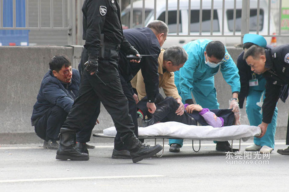 东莞女工横穿马路被摩托车撞飞