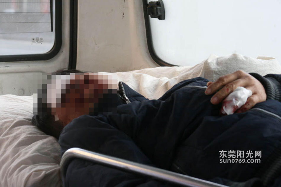 东莞女工横穿马路被摩托车撞飞