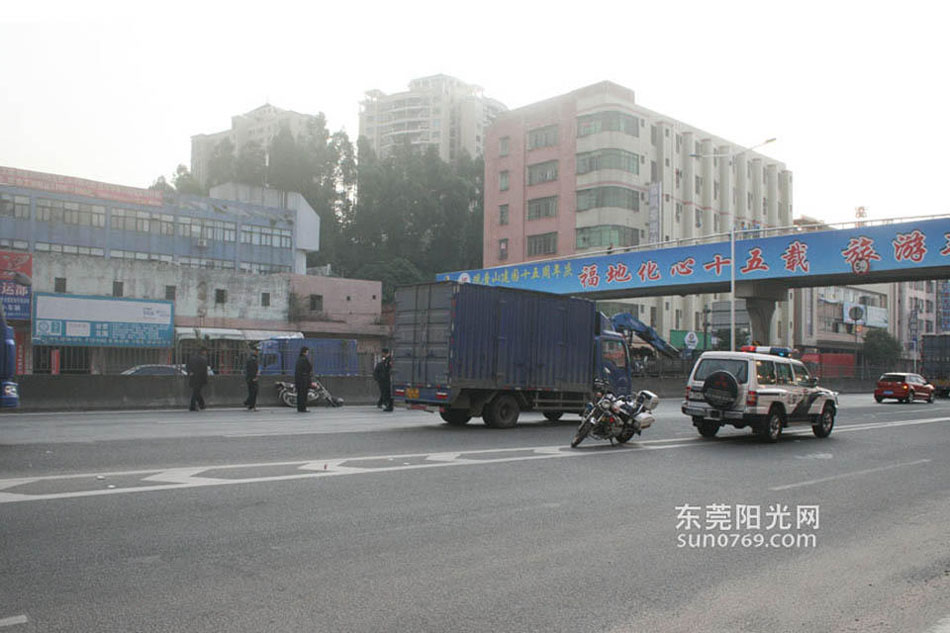 东莞女工横穿马路被摩托车撞飞