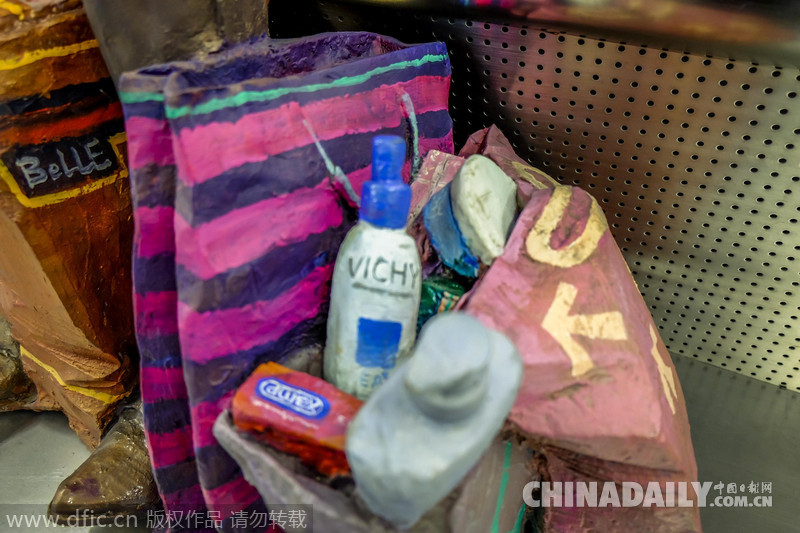 北京地铁14号线雕塑新奇吸睛 其中竟现“避孕套”