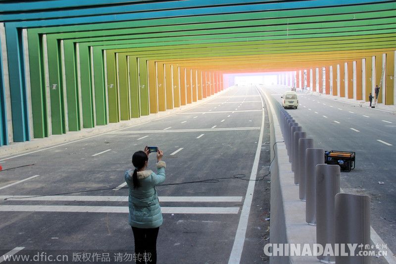 郑州现国内首个彩虹隧道 色彩梦幻如时光穿越