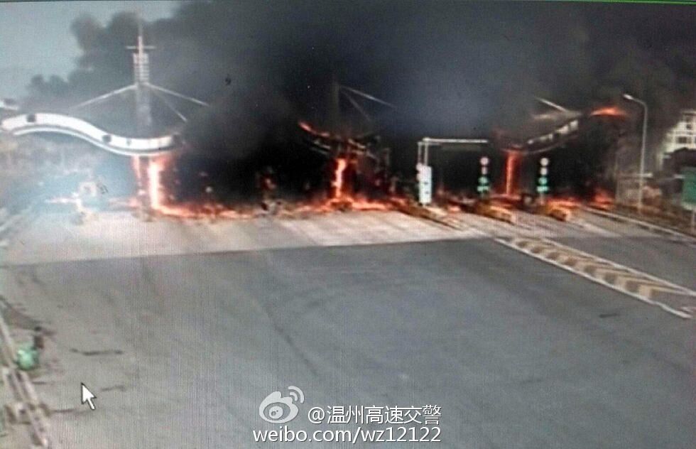 浙江常山：货车起火引燃高速收费站