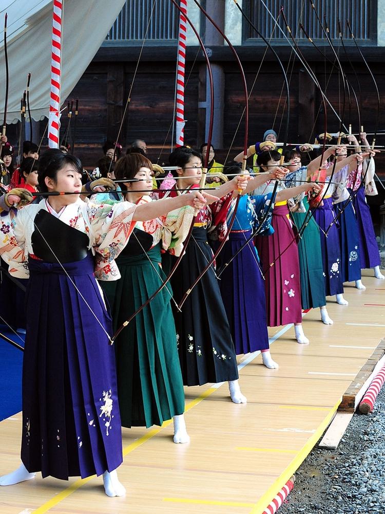 日本京都2000名新成年女子参加传统射箭大赛