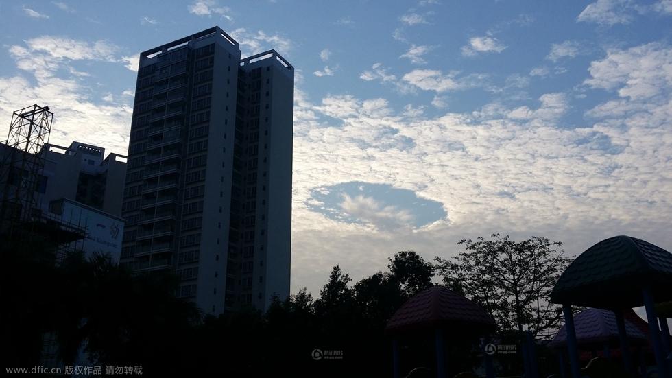深圳、珠海上空出现云洞奇观
