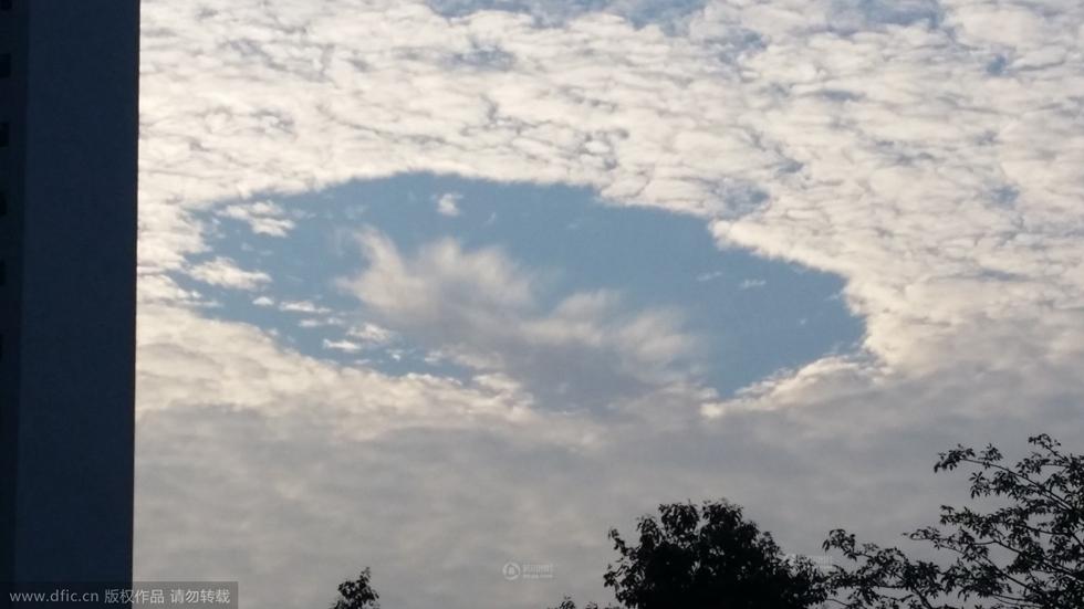 深圳、珠海上空出现云洞奇观