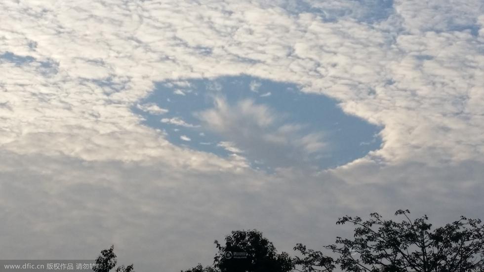 深圳、珠海上空出现云洞奇观