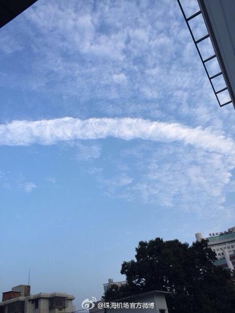 深圳、珠海上空出现云洞奇观