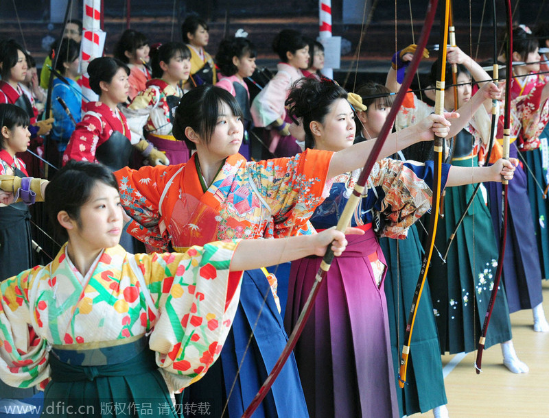 日本京都2000名新成年女子参加传统射箭大赛