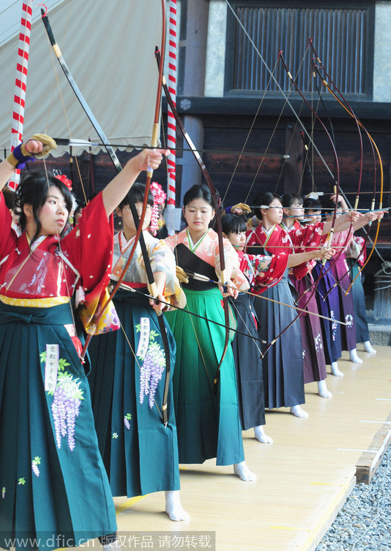 日本京都2000名新成年女子参加传统射箭大赛