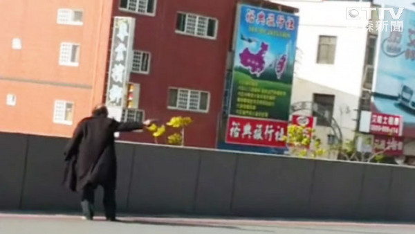 台中机场爆枪战：男子与警察对开23枪被击毙