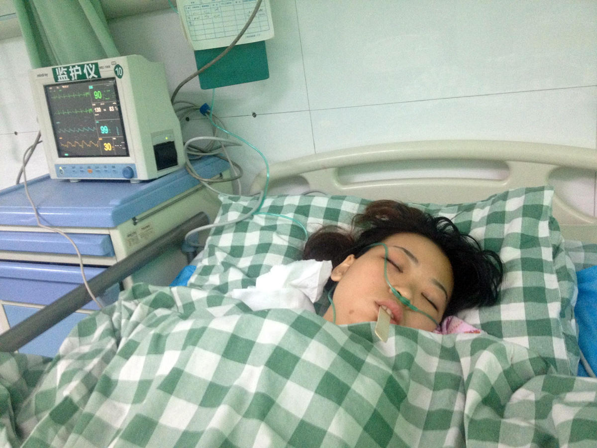 深圳女孩因分手被男友捅10刀 生命垂危