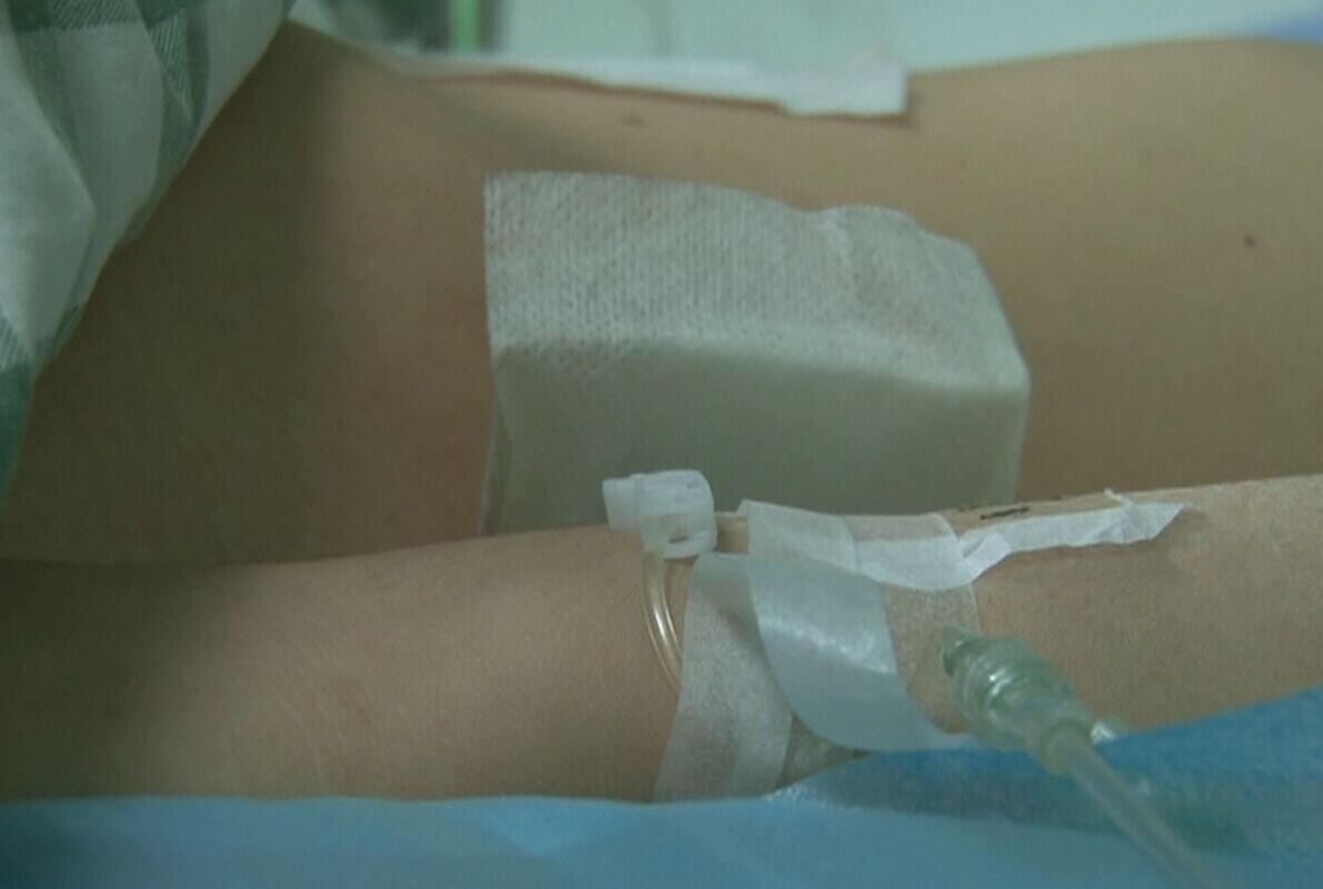 深圳女孩因分手被男友捅10刀 生命垂危