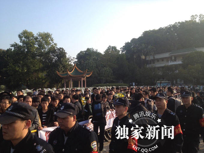 姚贝娜追悼会举行 歌迷含泪送别