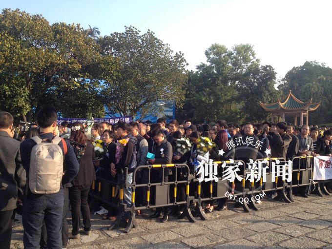 姚贝娜追悼会举行 歌迷含泪送别