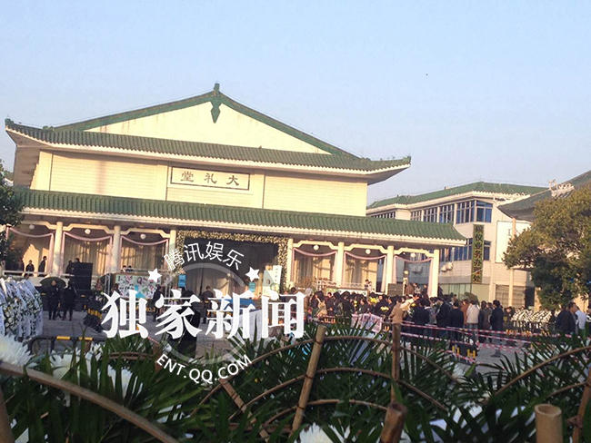姚贝娜追悼会举行 歌迷含泪送别