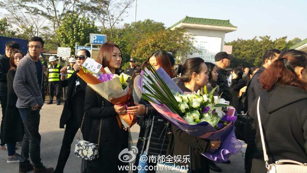 姚贝娜追悼会举行 歌迷含泪送别