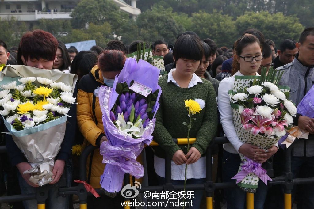 姚贝娜追悼会举行 歌迷含泪送别