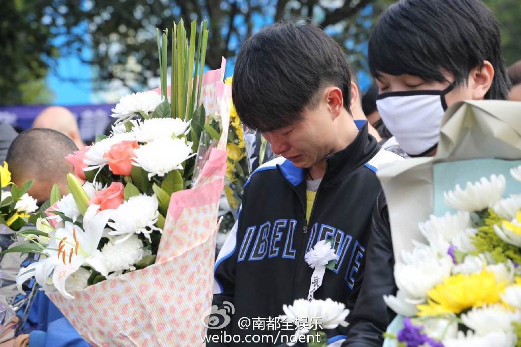 姚贝娜追悼会举行 歌迷含泪送别