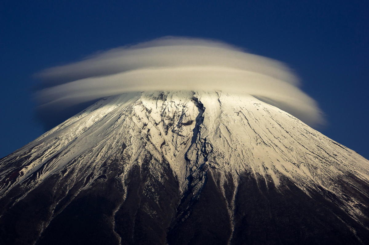 日本富士山顶出现奇特环绕云
