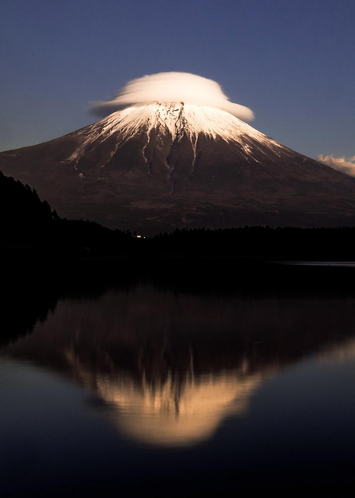 日本富士山顶出现奇特环绕云
