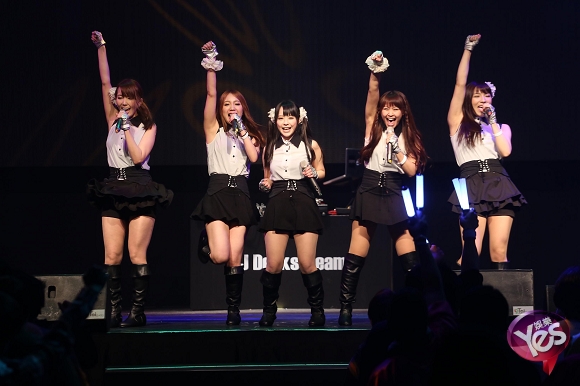 波多野结衣率领4女优抵台演唱撒娇又卖萌