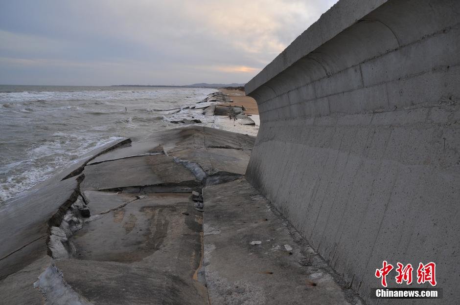 山东日照沿海防潮堤垮塌 数百米竟无一根钢筋