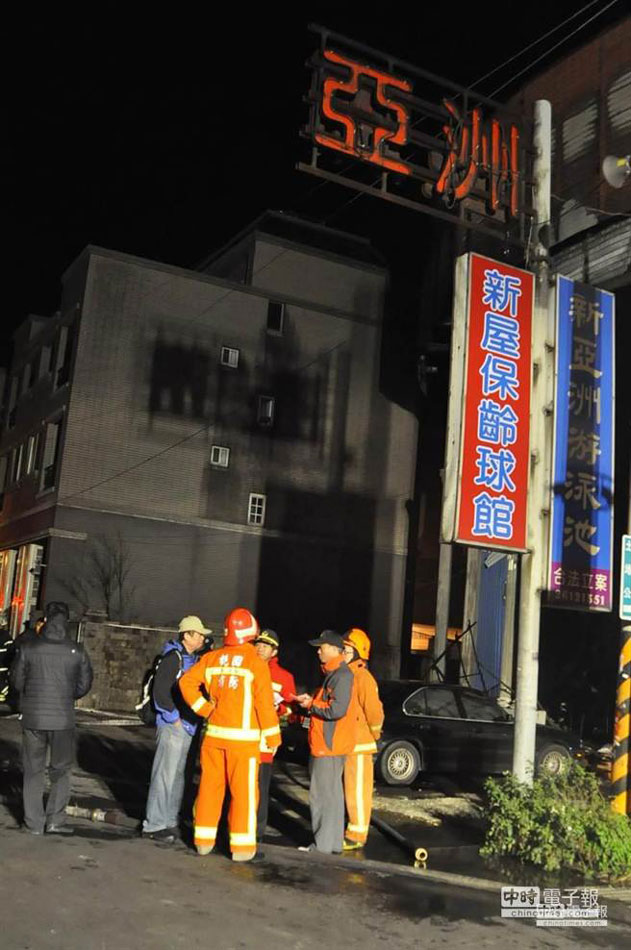 台湾桃园保龄球馆大火 6名消防员殉职