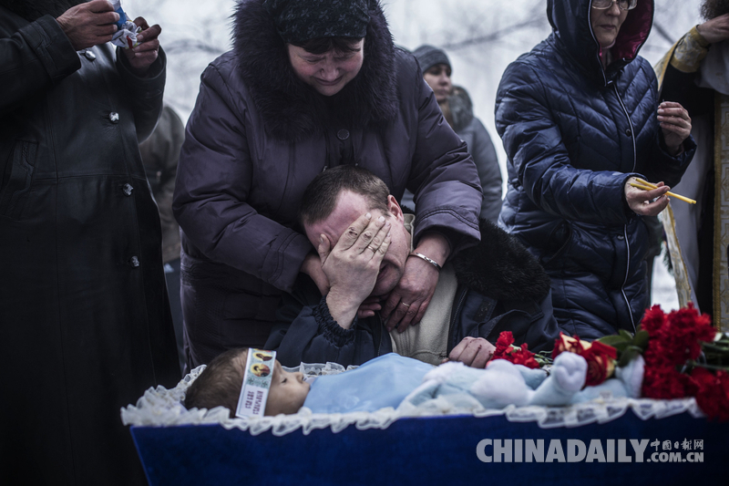 乌克兰顿涅茨克战况激烈 4岁男孩遭炮击身亡