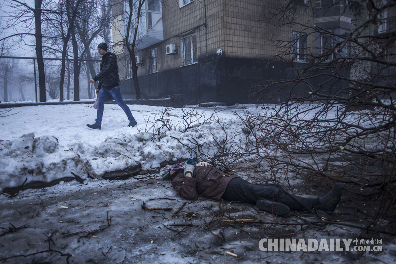 乌克兰顿涅茨克战况激烈 4岁男孩遭炮击身亡