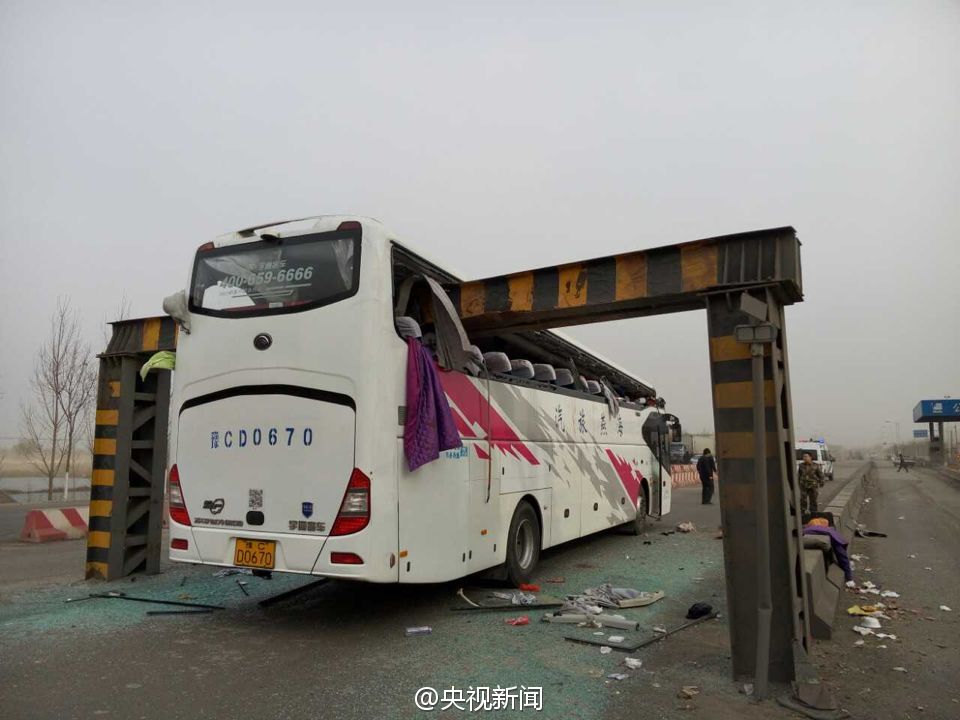 天津大巴车撞上限高杆 已致十几人受伤