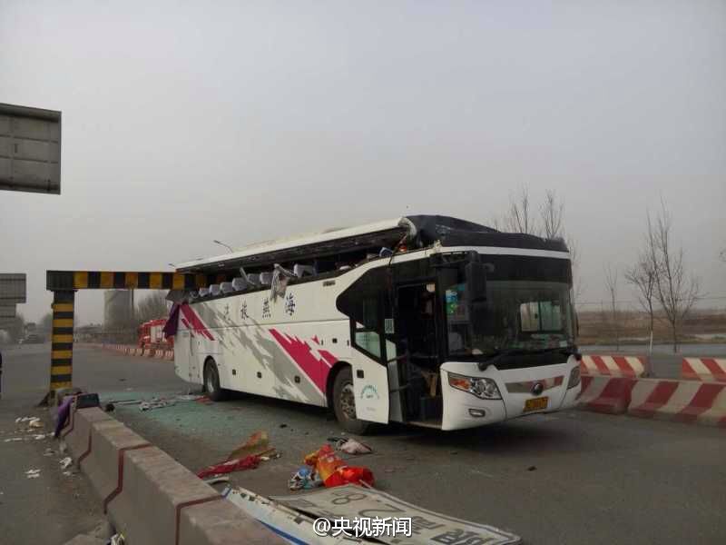 天津大巴车撞上限高杆 已致2死多伤
