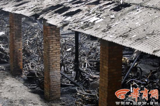 西安一社区车棚起火 七八十辆电动车被烧毁