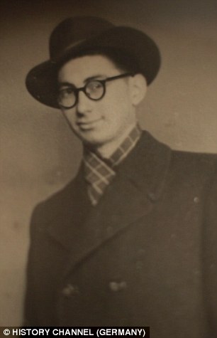 集中营幸存者向亲手解救他的老兵敬礼