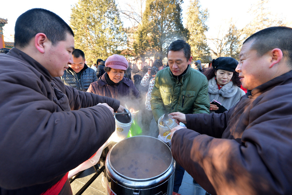 过了“腊八”就是年 各地民众排队领“祝福”