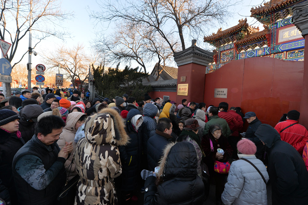过了“腊八”就是年 各地民众排队领“祝福”