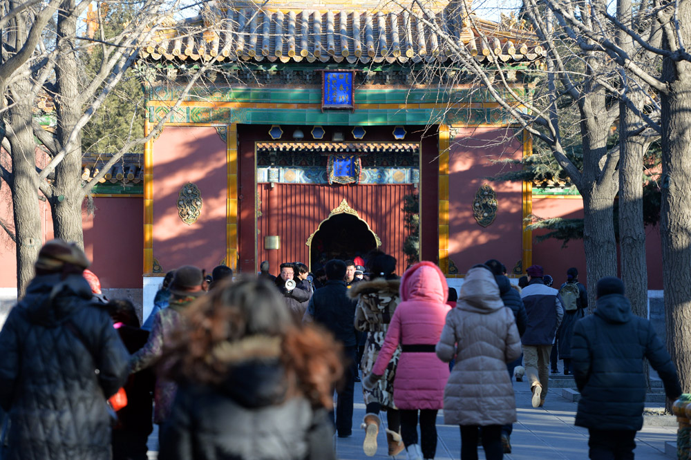 过了“腊八”就是年 各地民众排队领“祝福”