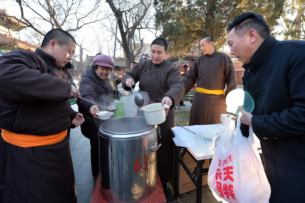 过了“腊八”就是年 各地民众排队领“祝福”