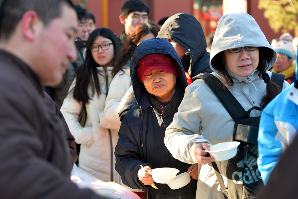 过了“腊八”就是年 各地民众排队领“祝福”