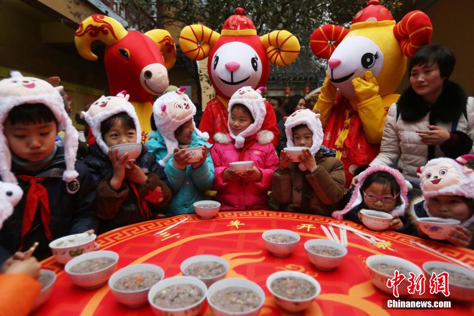 过了“腊八”就是年 各地民众排队领“祝福”
