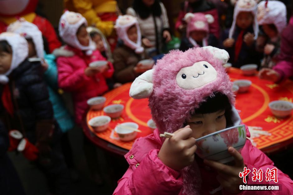 过了“腊八”就是年 各地民众排队领“祝福”