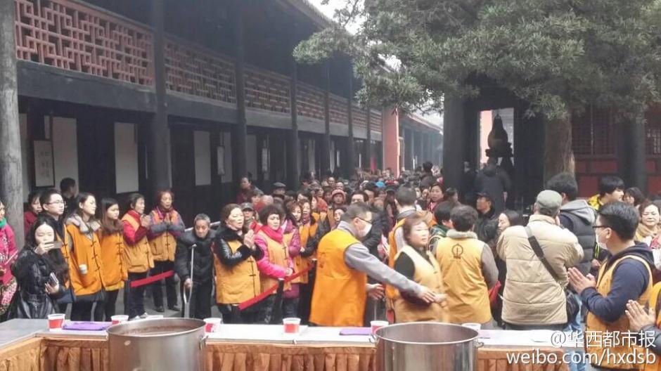 过了“腊八”就是年 各地民众排队领“祝福”