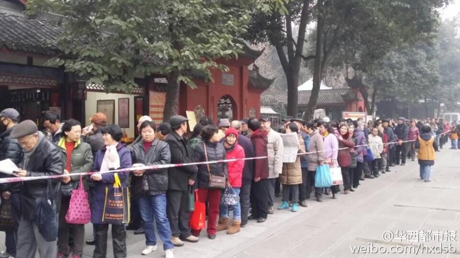 过了“腊八”就是年 各地民众排队领“祝福”