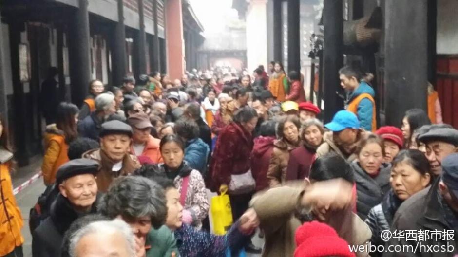 过了“腊八”就是年 各地民众排队领“祝福”